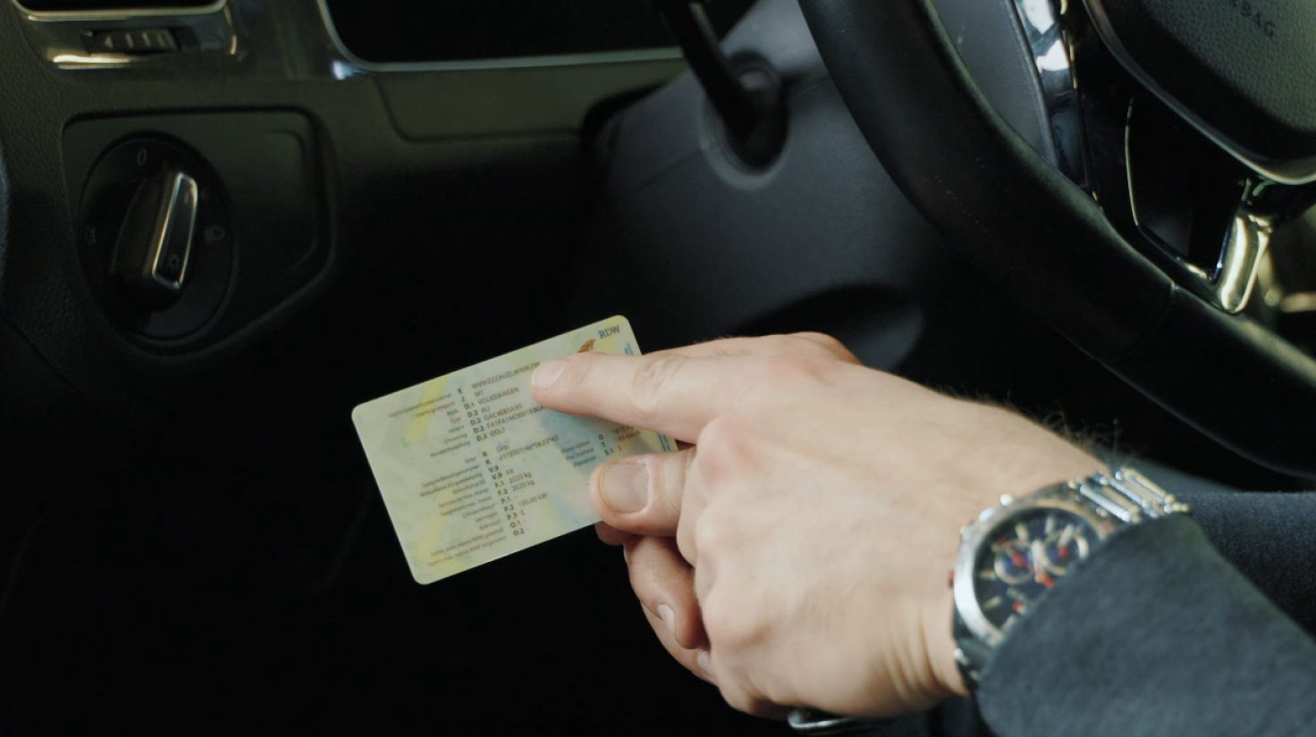 Waar staat het chassisnummer van een auto?